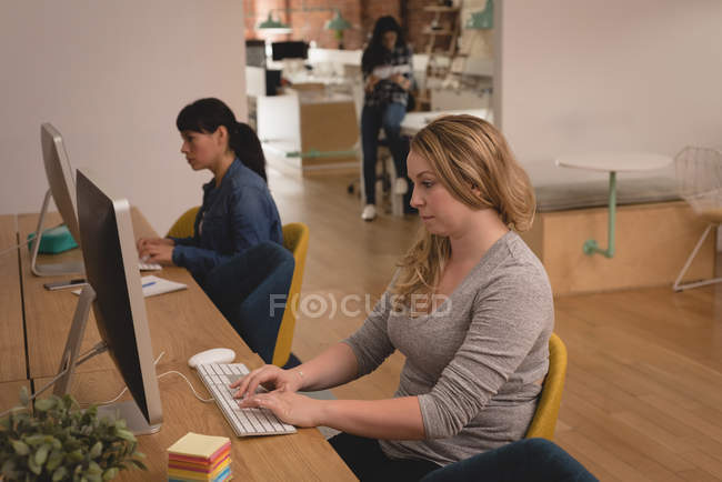 Dirigenti femminili che lavorano al computer nell'ufficio creativo — Foto stock