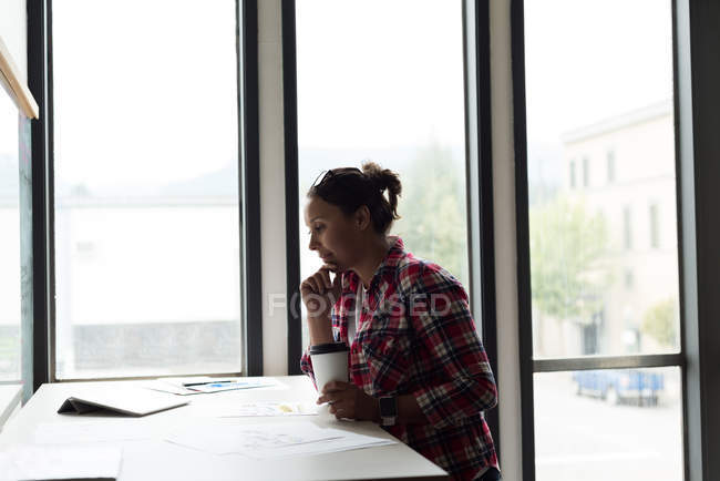Жіночий виконавчий погляд на документ в офісі — стокове фото
