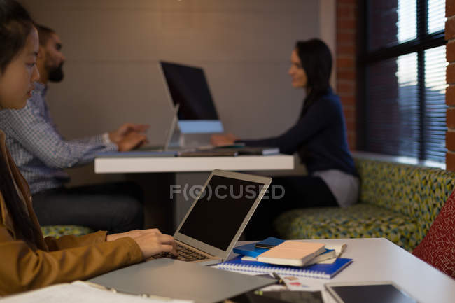 Managerinnen nutzen Laptop in Cafeteria im Büro — Stockfoto