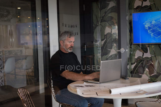 Dirigente d'ufficio maschile con tablet digitale nella sala riunioni dell'ufficio creativo — Foto stock