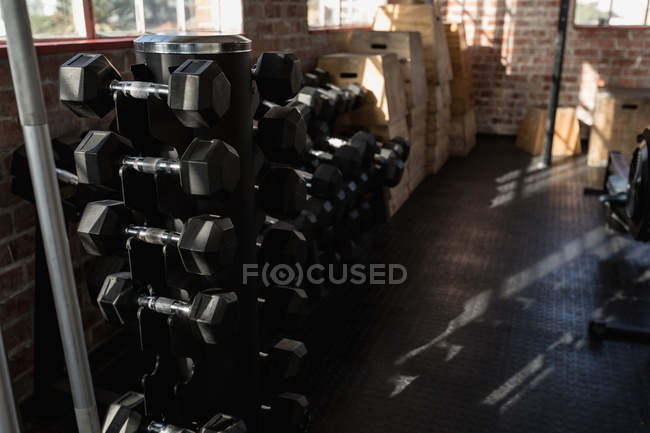 Крупный план стойки гантелей в фитнес-студии . — стоковое фото