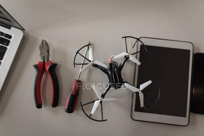 Close-up de drone, ferramentas e tablet digital na mesa branca . — Fotografia de Stock