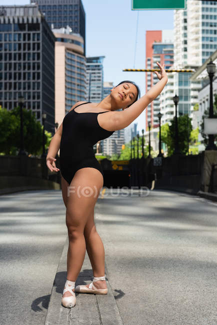 Danseuse de ballet dansant dans la rue — Photo de stock