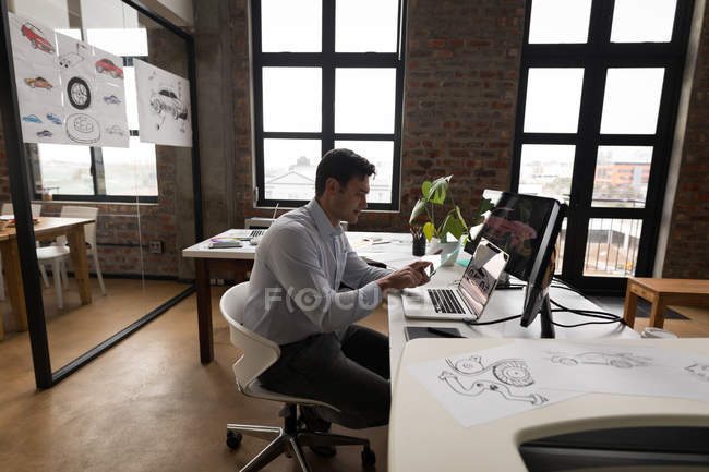 Бизнесмен использует стеклянный цифровой планшет на рабочем столе в офисе
. — стоковое фото