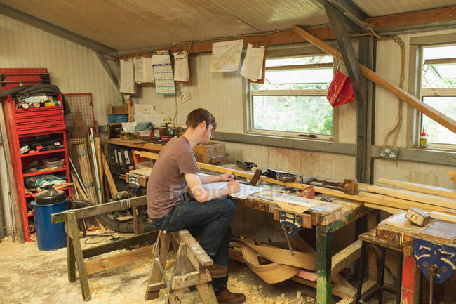 Junge Tischlerin arbeitet in Werkstatt — Stockfoto