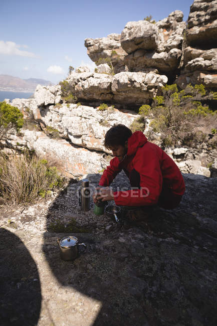 Randonneur préparant à boire pendant la pause en montagne — Photo de stock
