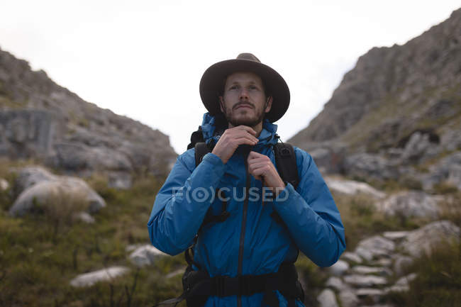 Primer plano del excursionista sujetando su sombrero de vaquero - foto de stock