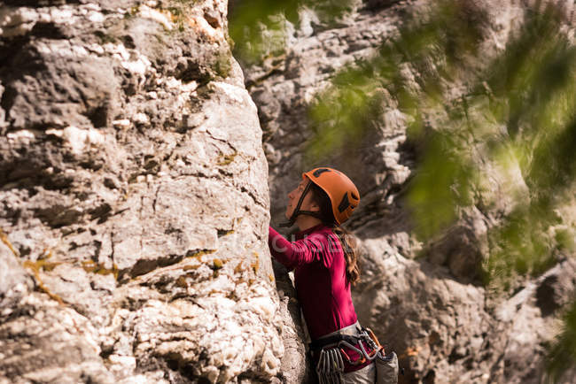 Визначено жіночий альпініст сходження кам'янистій скелі — стокове фото
