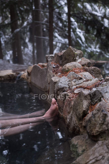 Niedriger Abschnitt des Paares entspannen im heißen Frühling im Winter — Stockfoto