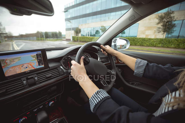 Parte média do carro de condução executivo feminino na rua — Fotografia de Stock