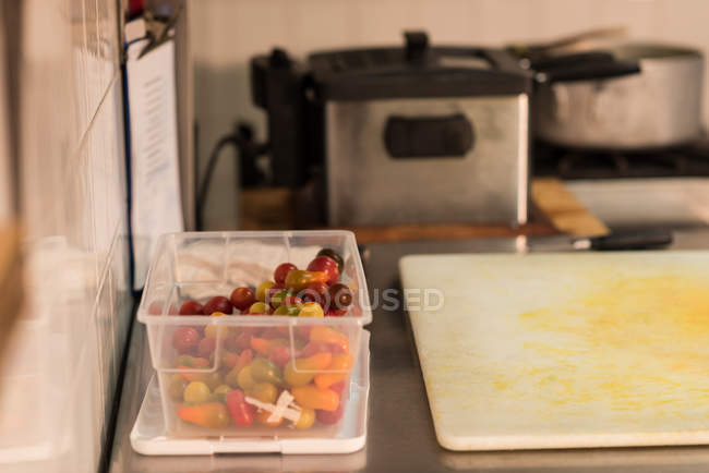 Primer plano de la caja de tomates en una cocina comercial - foto de stock
