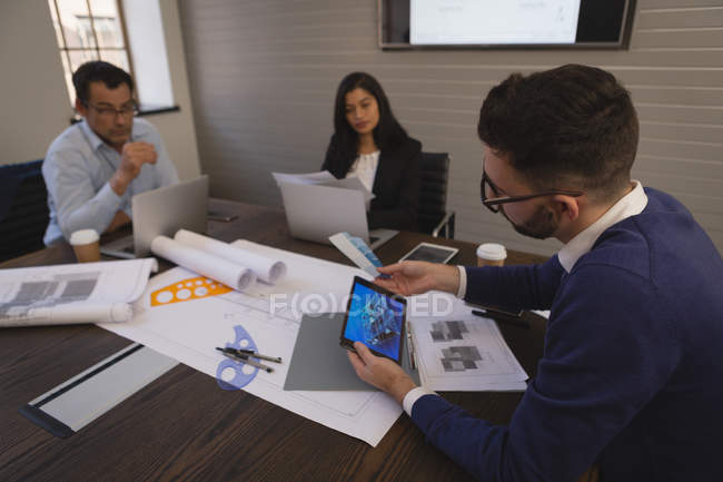 Empresários que trabalham na sala de reuniões do escritório . — Fotografia de Stock