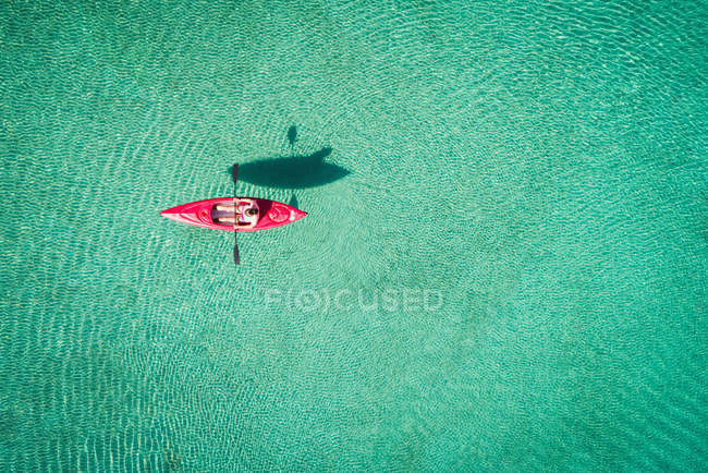 Kayak kayak kayak en eau turquoise peu profonde par une journée ensoleillée — Photo de stock