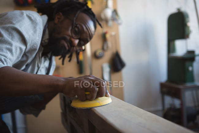 Столяр вирівнювання деревини з робочим інструментом в майстерні — стокове фото
