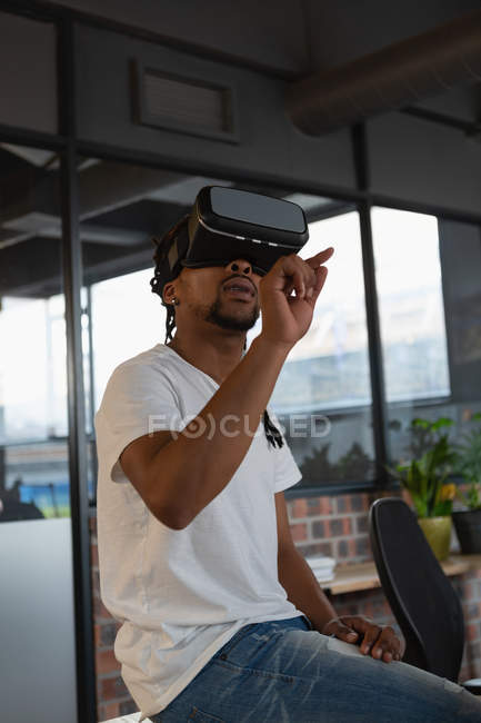 Excited man experiencing virtual reality in office. — Stock Photo