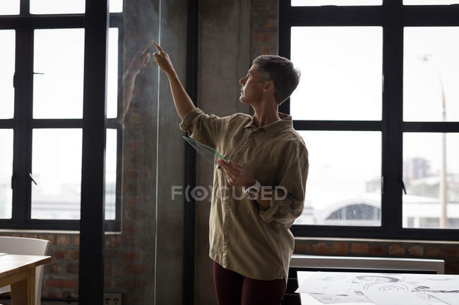 Imprenditrice che utilizza uno schermo invisibile in ufficio
. — Foto stock