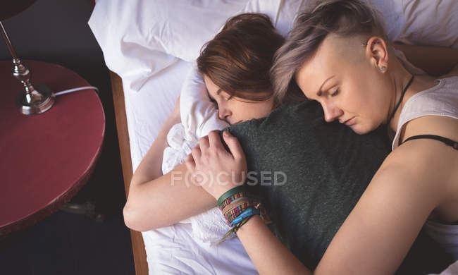 Lésbicas casal dormindo na cama no quarto em casa . — Fotografia de Stock