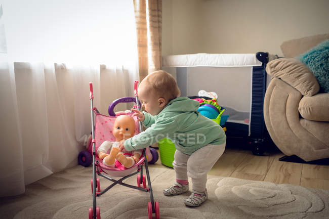 Adorável menina brincando com brinquedos em casa — Fotografia de Stock