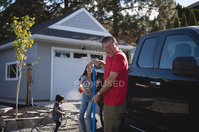 Vater und Tochter amüsieren sich beim Autowaschen außerhalb der Garage — Stockfoto