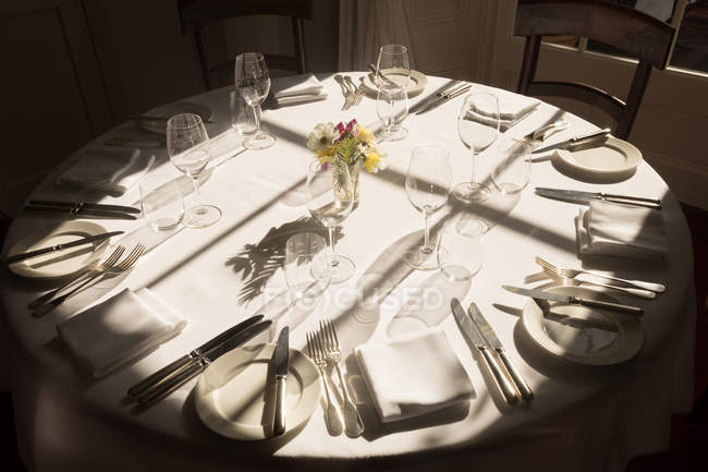 Накрытие стола для свадебного торжества в светлой комнате — стоковое фото