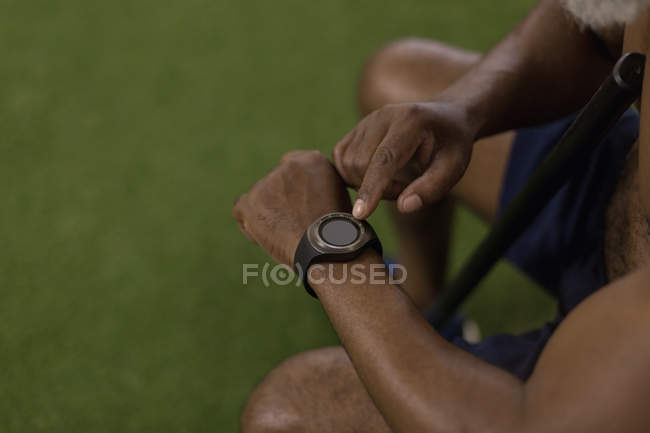 Primo piano dell'uomo senza camicia che controlla smartwatch . — Foto stock