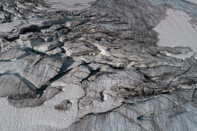 Vista ravvicinata del ghiacciaio sulla montagna rocciosa — Foto stock