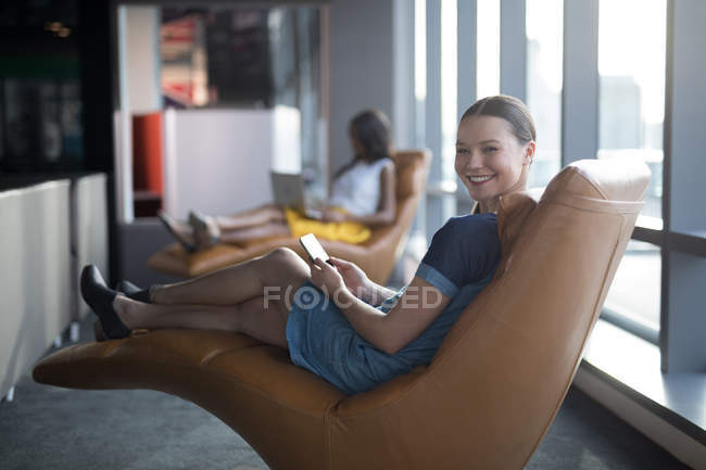 Портрет женщины-руководителя с использованием цифрового планшета в футуристическом офисе — стоковое фото