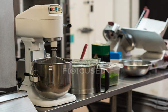 Whisking machine and other appliances on the kitchen counter — Stock Photo