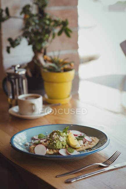 Vista de cerca del desayuno en plato en la mesa - foto de stock
