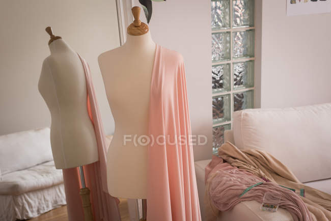 Mannequin avec tissu devant miroir dans studio design . — Photo de stock