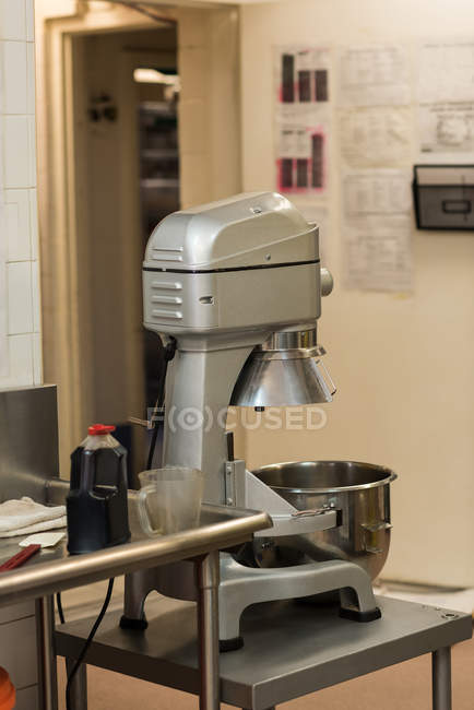 Máquina de uísque na cozinha comercial — Fotografia de Stock