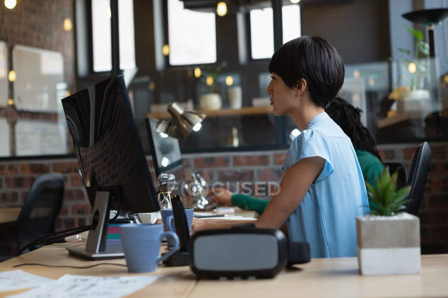 Weibliche Führungskräfte arbeiten am Computer im Büro. — Stockfoto