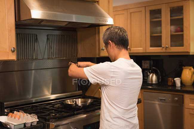 Vater bereitet zu Hause in Küche Essen zu — Stockfoto