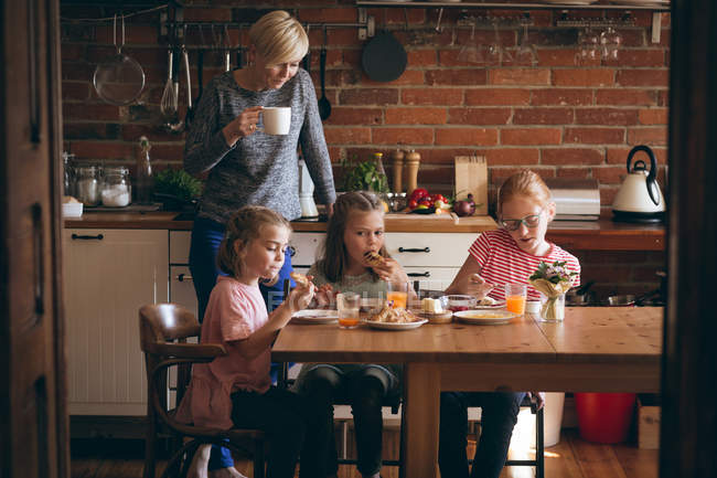 Mutter und Tochter frühstücken am Tisch in der Küche — Stockfoto
