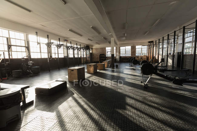 Vue intérieure de la salle de fitness avec équipement au soleil . — Photo de stock