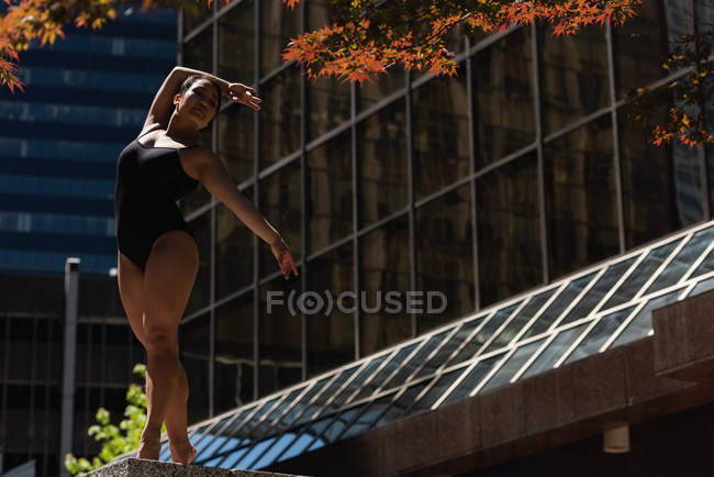 Dançarina de ballet feminina dançando na cidade — Fotografia de Stock