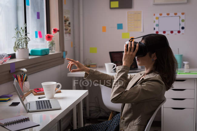 Female designer using virtual reality headset in studio office. — Stock Photo