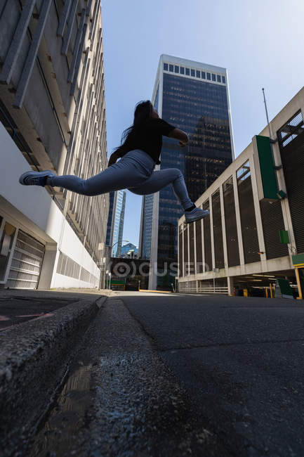 Städtische Tänzerin springt beim Tanzen auf der Straße. — Stockfoto