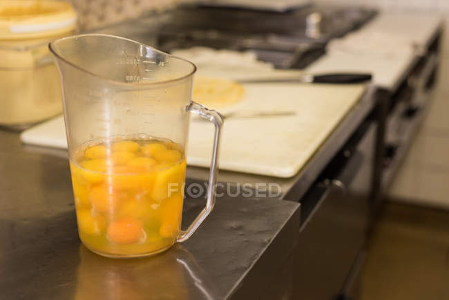 Uova in un vaso in una cucina commerciale — Foto stock