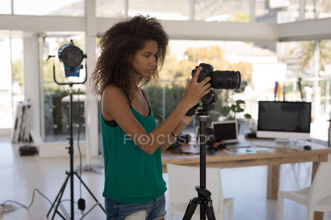 Belo fotógrafo tirando fotos no estúdio — Fotografia de Stock
