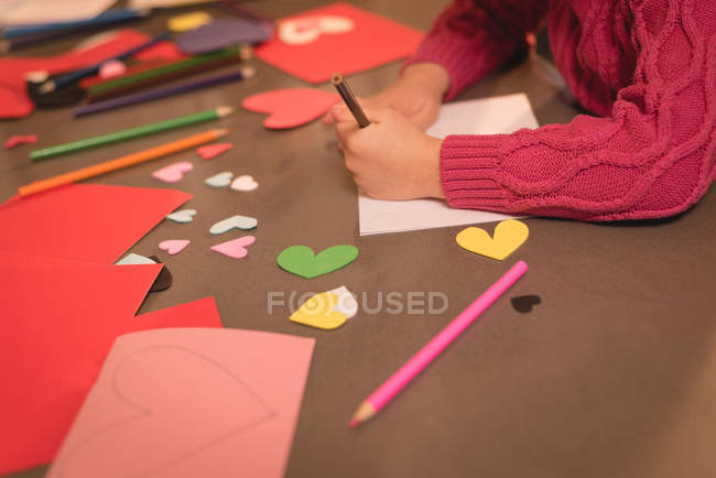 Seção média de menina desenho em papel em casa — Fotografia de Stock