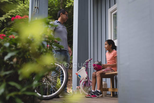 Pai e filha interagindo uns com os outros na varanda — Fotografia de Stock
