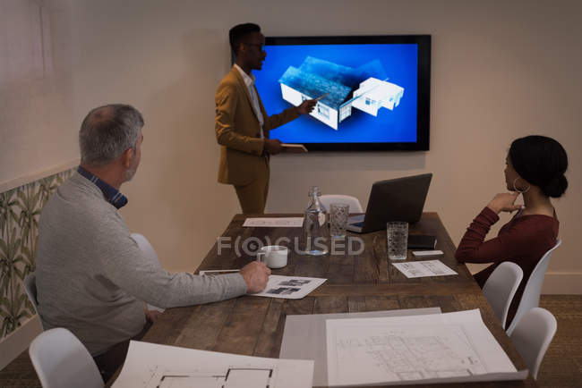 Executivo dando uma apresentação na sala de reuniões no escritório criativo — Fotografia de Stock