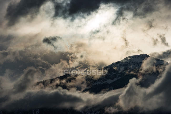 Montagna circondata da nuvole la sera — Foto stock