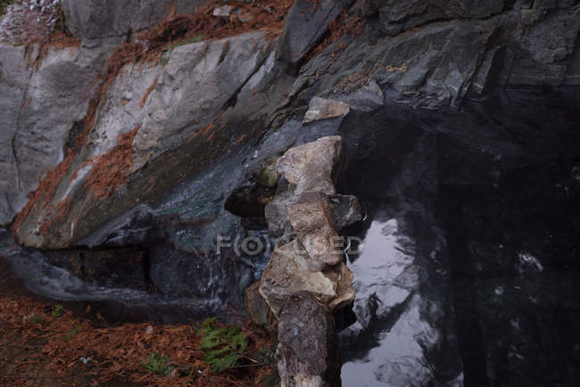 Высокий угол обзора пустых горячих источников зимой — стоковое фото