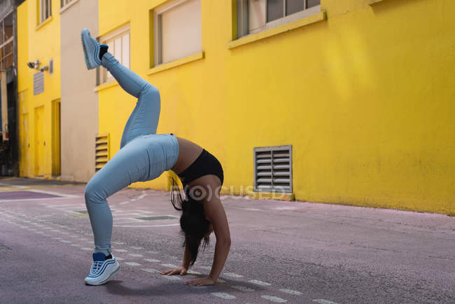 Молодая уличная танцовщица танцует на улице — стоковое фото