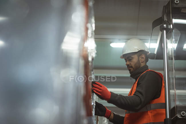 Männlicher Arbeiter überprüft Maschine in Fabrik — Stockfoto