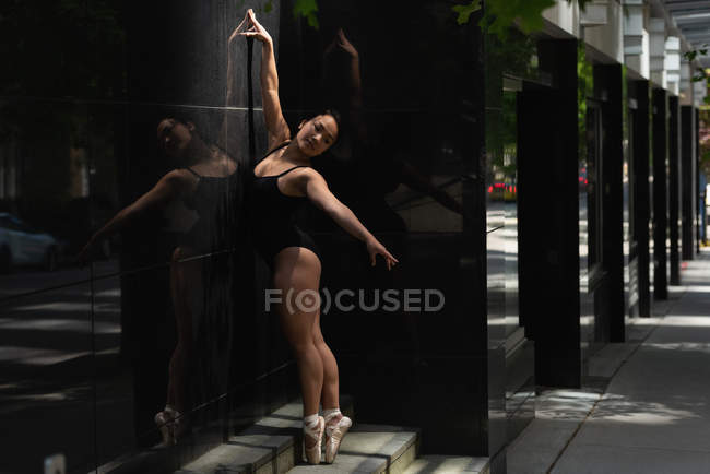 Dançarina de ballet feminina dançando na calçada — Fotografia de Stock