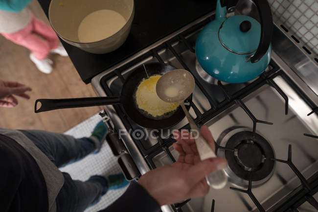 Человек готовит еду на кухне в домашних условиях, высокий угол зрения . — стоковое фото