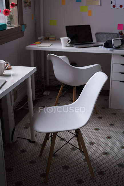 Lugar de trabajo con escritorios en la oficina moderna del estudio de diseño
. - foto de stock